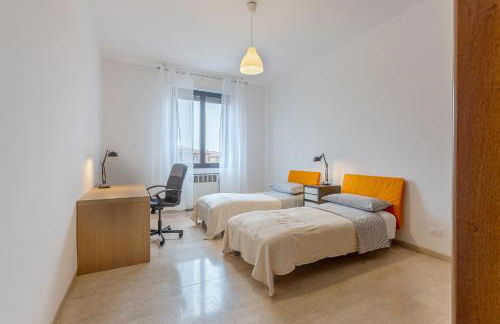GuestHost - Roomy Apartment near UniBo & Porta San Donato - Photo 2