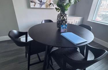 Central Near Hospital 2 Bedroom - Sleeps 4 - Self Check In - Fully Furnished - Foto 6