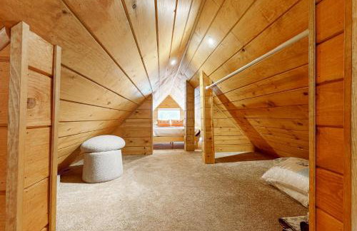 Relaxing Retreat with Deck, 1 Mi to Lake Arrowhead! - Foto 17