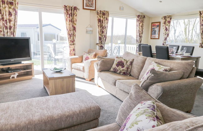 Superb Detached Lodge Located on Skipsea Sands - Photo 11