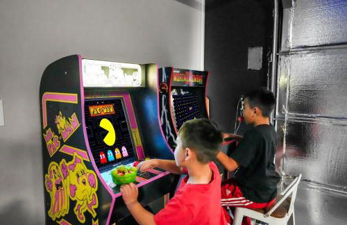 Sleeps 12 - Hot Tub - Pool - Game Room & Fire Pit! - Foto 69