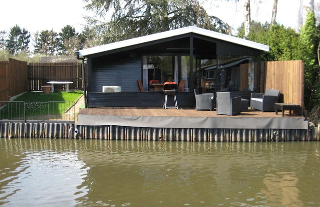 Modern Waterfront Chalet - Photo 27