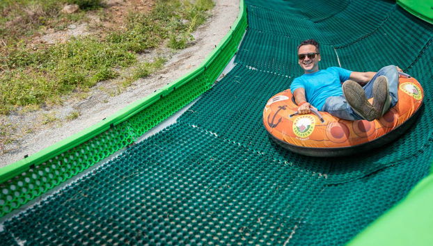 Um homem deslizando no Schooner Ride