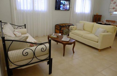 Vintage Garden House - Photo 2