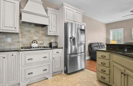 Sleeps 22, Lakefront w/ Private Dock & Pool, 2 Houses Lake Living by Avantstay - Foto 134