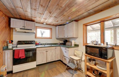 Love Shack Retreat Cabin with Deck and Yard! - Foto 10