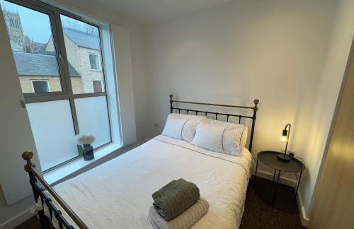 Central, modern and peaceful, lovely Cathedral views, two-bed apartment with 40" smart TV & free onsite parking - Foto 2