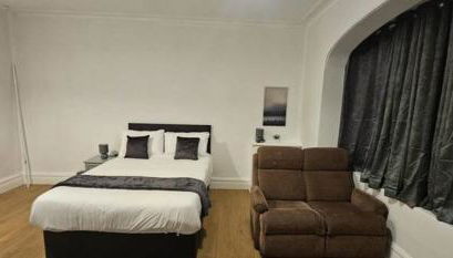 Spacious Two Bedroom Flat with Dedicated Workspace in Worsley - Foto 3
