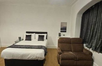 Spacious Two Bedroom Flat with Dedicated Workspace in Worsley - Foto 3