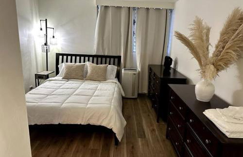 Cozy Centrally-located Condo in Honolulu - 30 day minimum stay - Photo 1