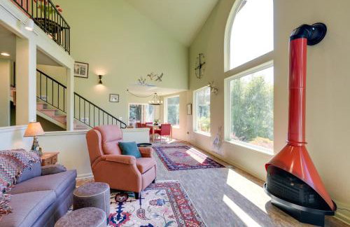 On McKenzie River! Home with Scenic Sunroom - Foto 6