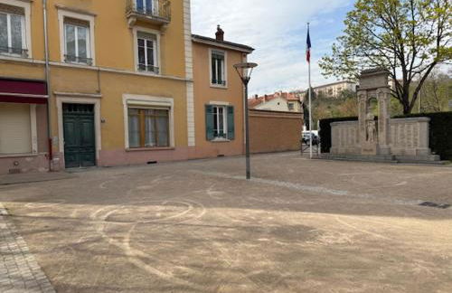 OULLINS T3 COSY 70M2 - 6 Pers 2 Chambre - 2 Mezzanines Métro & centre à Pied - Foto 3