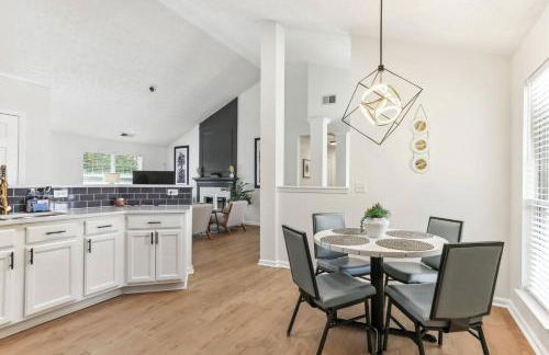 Sophisticated 3 Bedroom Retreat-Near Six Flags - Foto 18