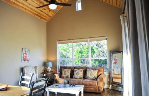 Beautiful Pet-Friendly Cottage with Outdoor Fireplace for a Wonderful Escape in Nature near Austin, Texas - Photo 7