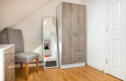 Modern and Spacious Home From Home 1 mile from M1 - with Netflix, Prime Video, PS5, free parking, superfast WiFi, BBQ - Sleeps 11 - By Brightleap Apartments - Foto 39