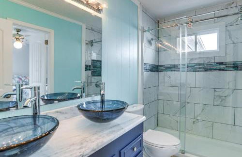 Riverfront Colonial Beach Home with Private Beach! - Foto 15