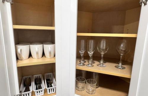 Modern Basement Retreat 2BR King suite - Foto 43