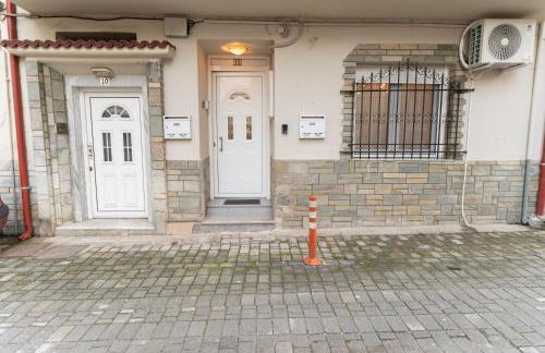 Mary's Downtown Home - a stroll away from Mount Vermio - Photo 29