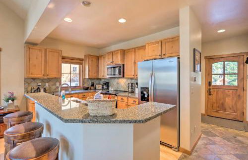 Ski-InandSki-Out Donnelly Townhome with Hot Tub! - Foto 9