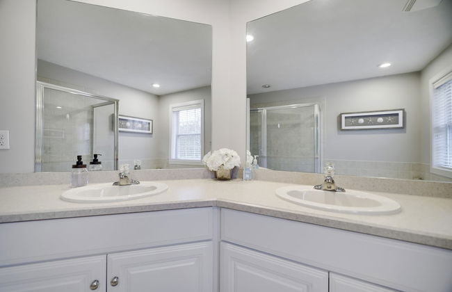 The Nest at Pinecrest by Avantstay Hot Tub Spacious Deck Game Room Fire Pit - Foto 32