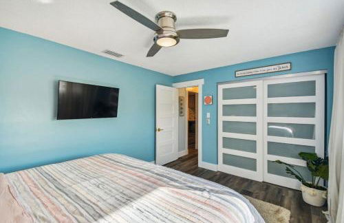 Luxury heated-pool home blocks from the beach - Foto 27