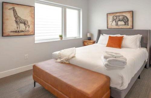 Beautiful Modern 3BR in the Grove ABODEbucks - Photo 38