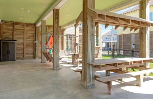 Steps to Shore! Just Beachy Home with Deck and Views - Foto 28