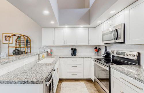 Lake view desert stay with pool, patio, grill, & smart TVs - snowbird-friendly - Foto 12