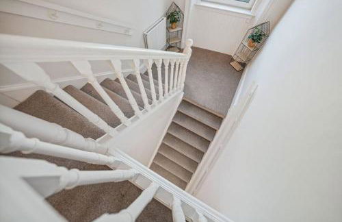 Large Terraced Home with Parking - Foto 14