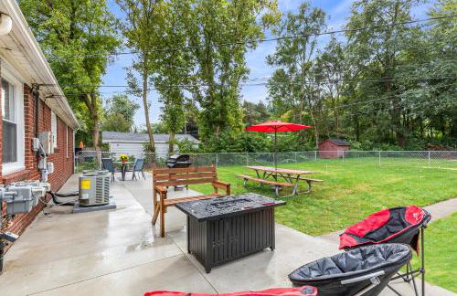 Warm & Comfy 2BR, Huge Backyard, Great Location! - Photo 45