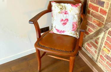 Charming Surrey Cottage perfect for Autumn or Winter gatherings - Photo 13