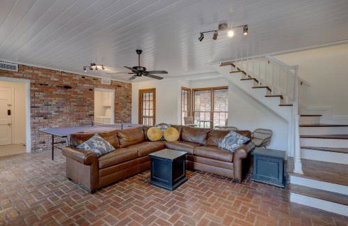 Group Getaway 6BR Near Fort Benning Huge Kitchen Private Yard - Foto 6