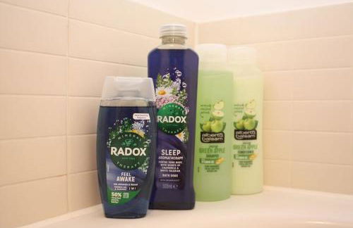 Spacious 2 Bed 2 Bath Apartment & Free Parking - LGW 10min drive - Foto 13