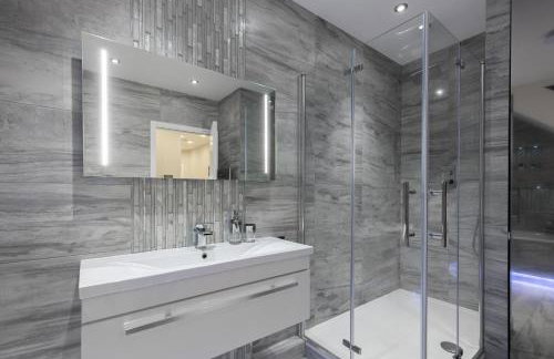 Luxurious 2 King-size bed flat with Patio - Foto 9