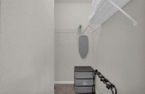 Modern 2BR2BA Pool Gym Near Airport #8 - Foto 55