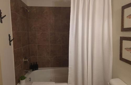 Riverfront Little Red Cabin, World-class Trout Fishing, Views & Boat Access - Foto 18