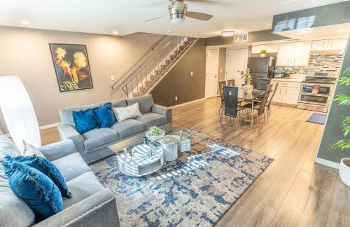 Spacious 2-Bedroom Townhouse with Pool & Private Patio in Central Las Vegas - Foto 1