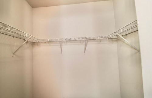 Spacious 1BR with Full Kitchen & Laundry - Foto 8