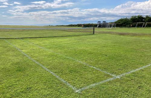 CHINE COTTAGE self-catering coastal bungalow in rural West Wight - Photo 15