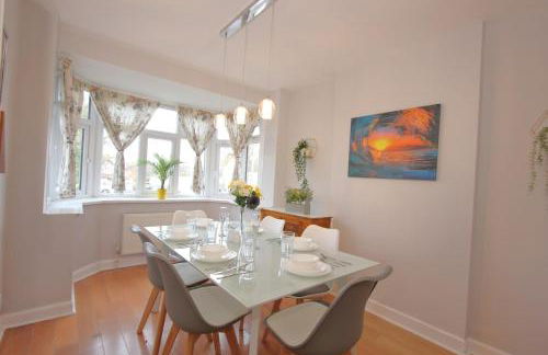 Stunning 3 Bedroom 2 Bathroom Bungalow by CozyNest - Photo 8