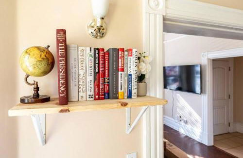 A+ 2 BR Victorian Home away from Home - Foto 19