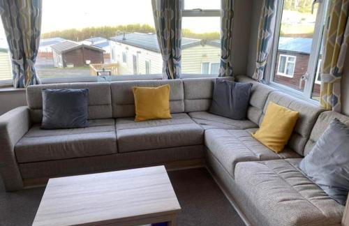 Experience Coastal Bliss in Our Modern 2019 Sea Viev 2 Bedroom static caravan at Clarach Bay Holiday Village! - Foto 8