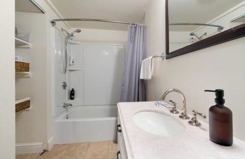 Heart of Southie - Hot Tub + Walk to Top Bars - Foto 21