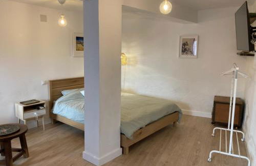 Habitación amplia y tranquila con baño privado en piso compartido - Photo 2