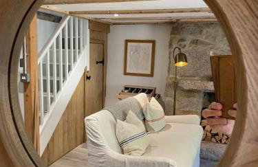 The Old Gallery - Charming Coastal Escape For Two - Photo 10