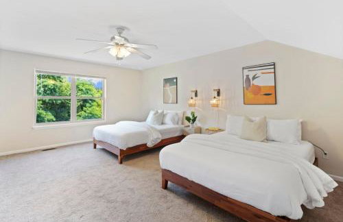 Quiet Suburban Home with Art Deco Flair - Foto 11