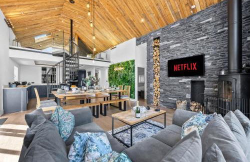 The Oaks Barn - A Countryside Luxury Rural Escape with Hot tub & Fire Pit! Tranquil Group Retreat - Sleeps 8, Pet Friendly & Off road Parking - By Blue Puffin Stays - Photo 1