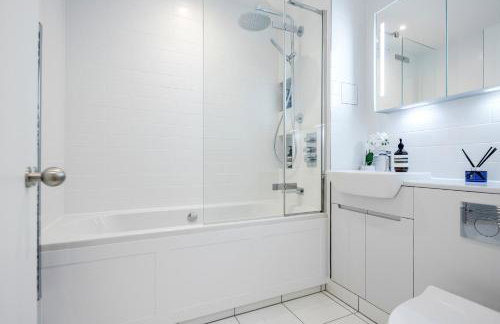 Luxury Central Mayfair Townhouse with A/C 3BR 3BA - Photo 23