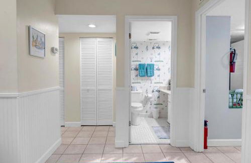 Beachy Vibes - 2BR w lake views & screened sunroom - Foto 20