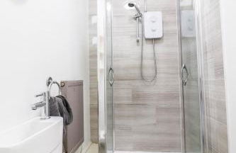 Spacious 4-Bed Home, Perfect Stay with Free WiFi - Foto 59